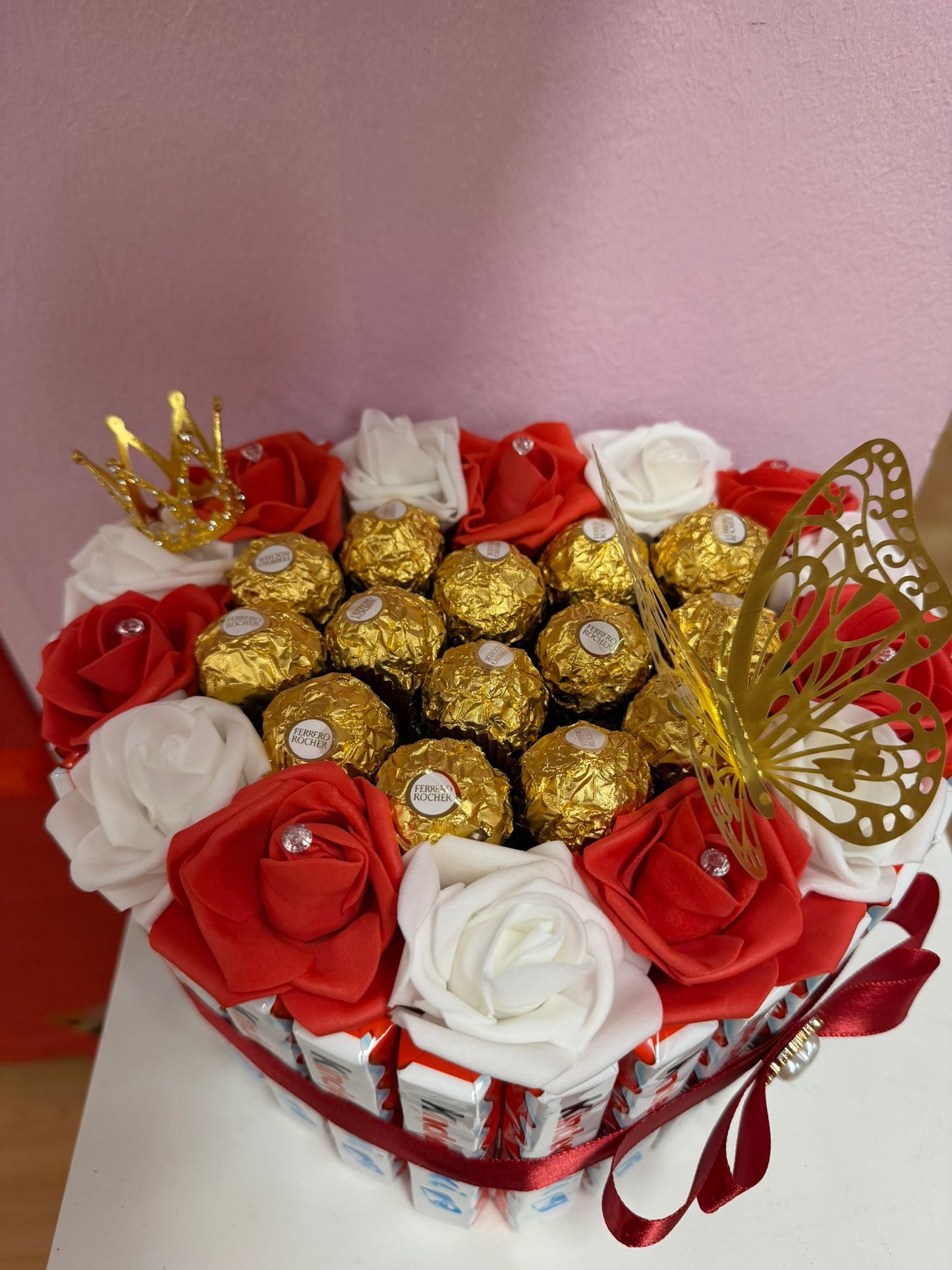 Kærlighedsgaveæske med Ferrero Rocher og Roser